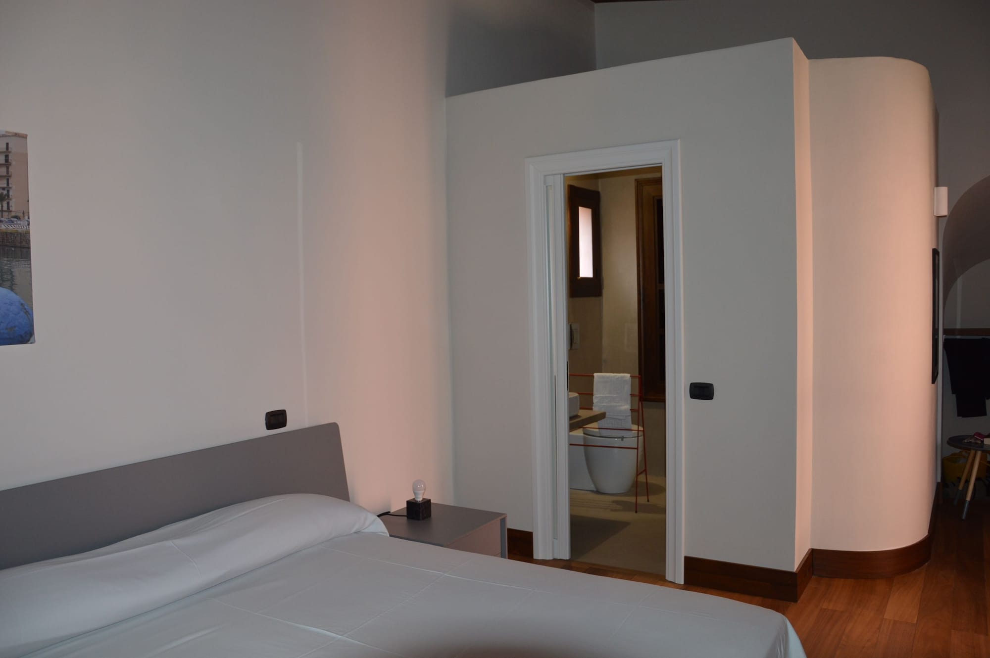 QUEEN BED