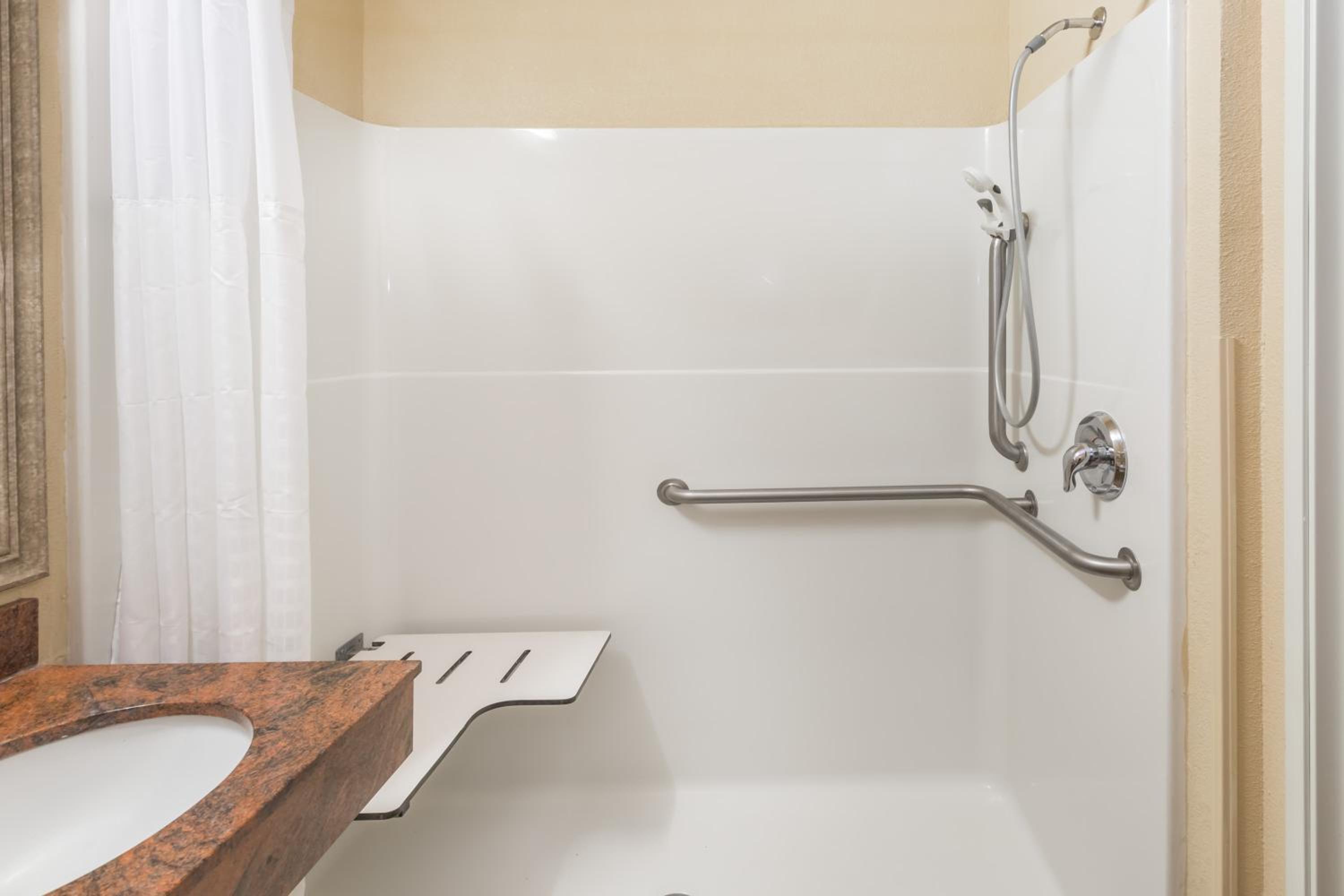 غرفة بسرير كينج لذوي الإعاقة، Baymont by Wyndham Savannah/Garden City 4/5
