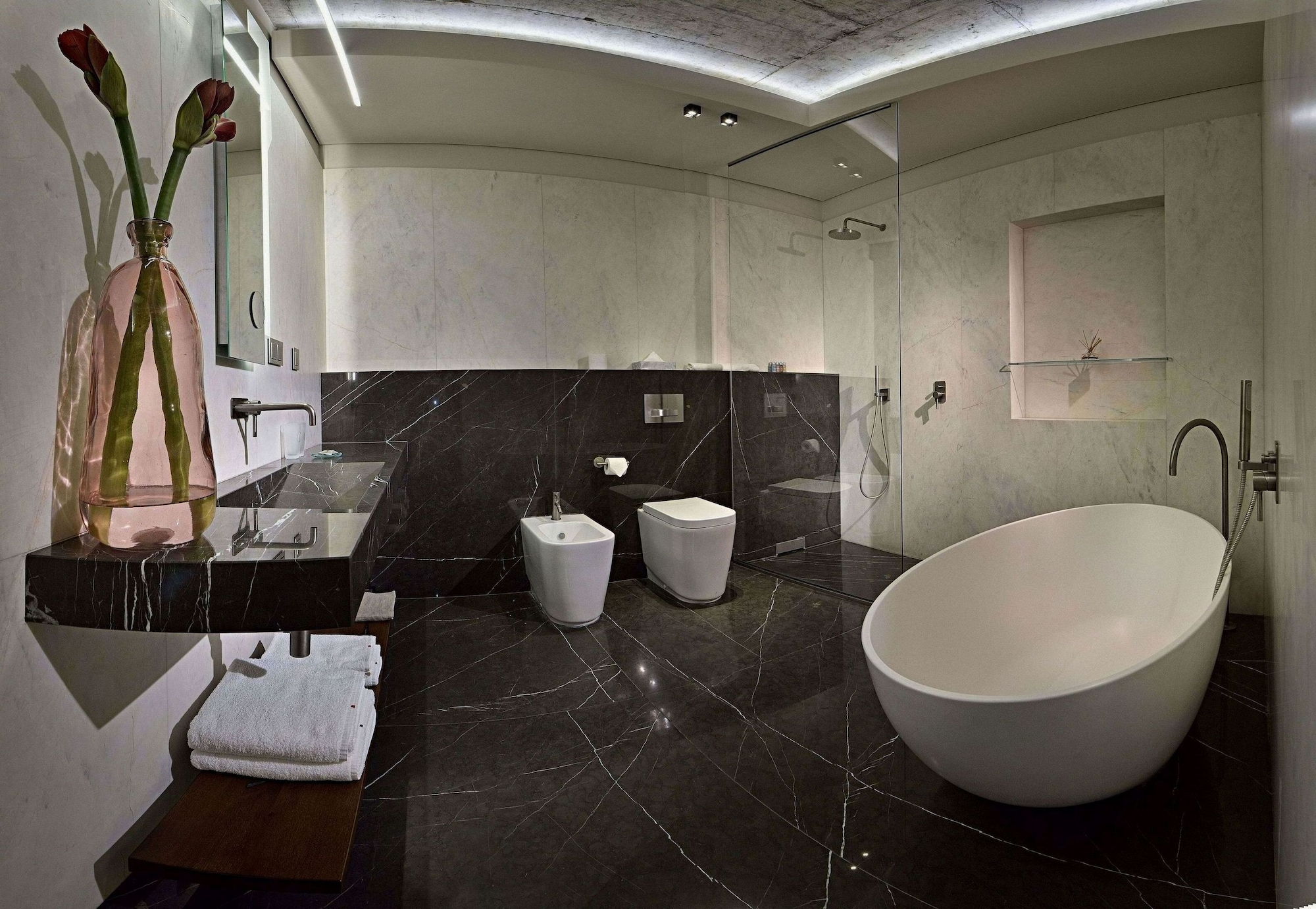 ROOM, TWIN BEDS