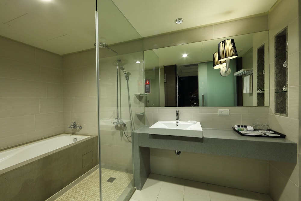Urban Hotel 33 17/69