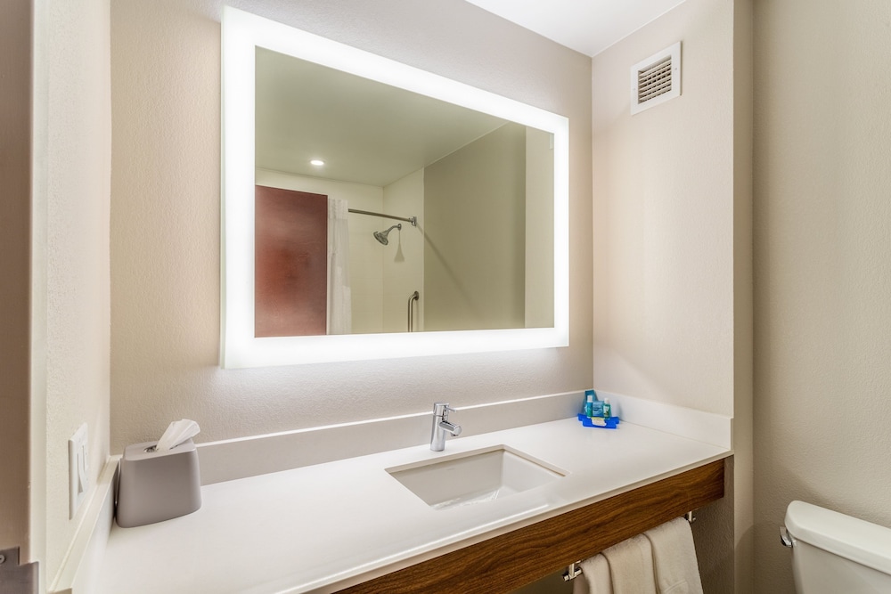 Holiday Inn Express Haskell-Wayne Area 67/75