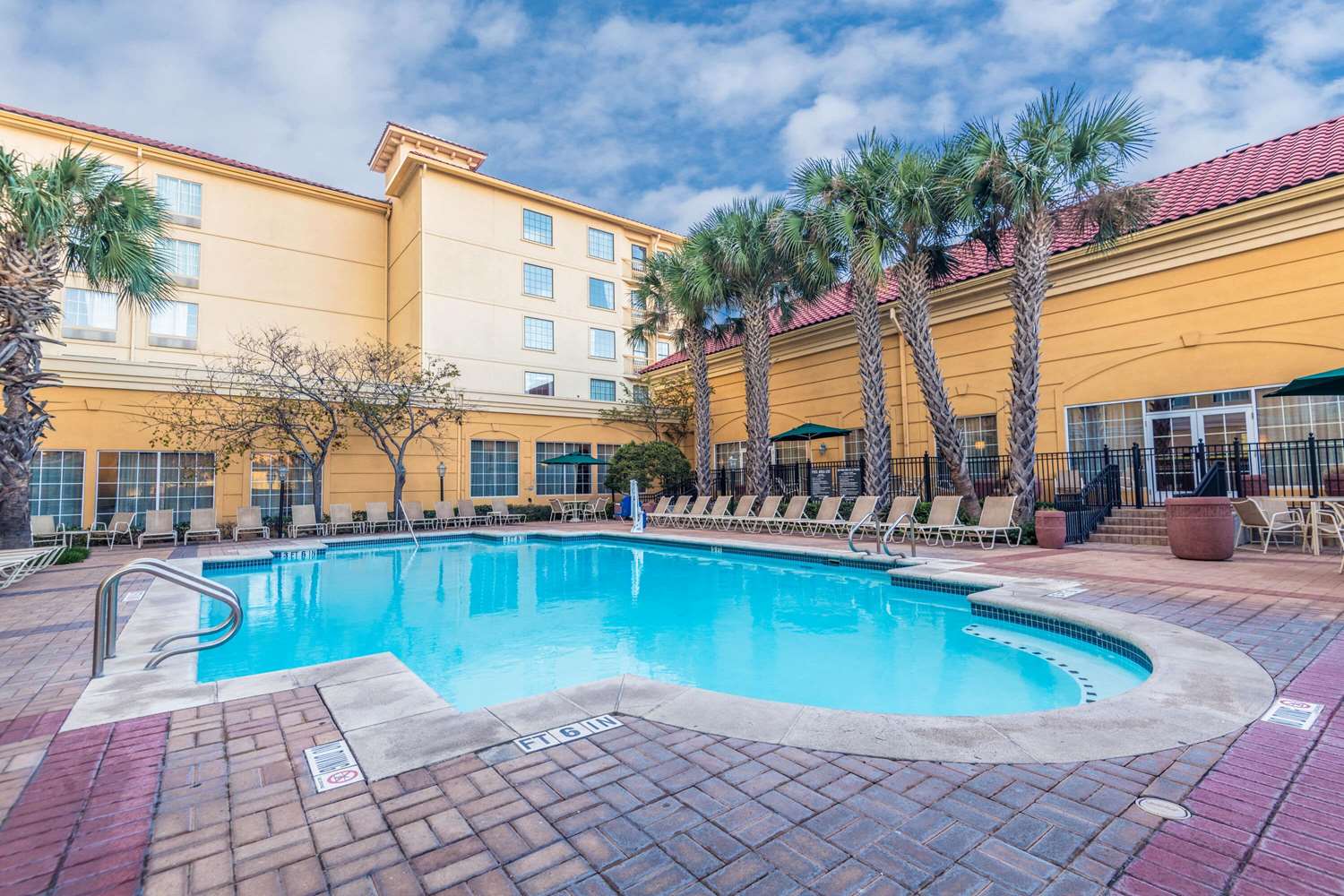 La Quinta Inn & Suites by Wyndham San Antonio Riverwalk 51/53