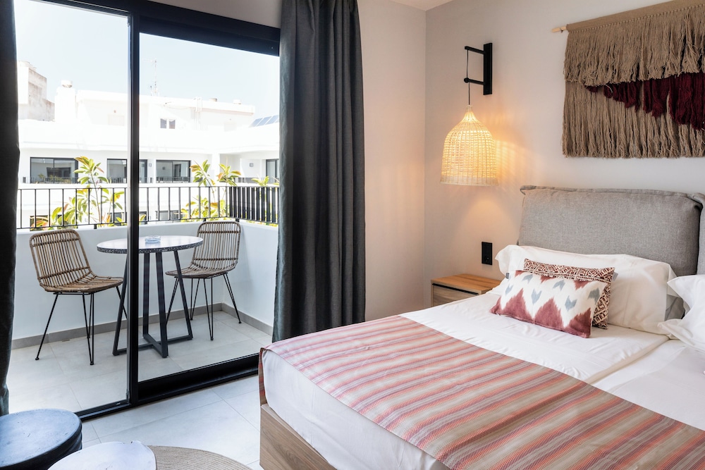 STUDIO, 3 BEDS, POOL VIEW, BALCONY