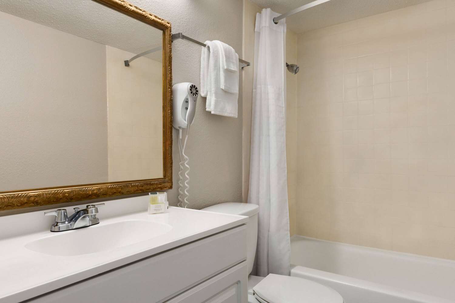 Days Inn by Wyndham Myrtle Beach-Beach Front 35/36