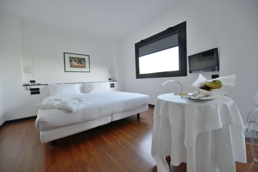 Junior Suite, Queen Bed, Valley View