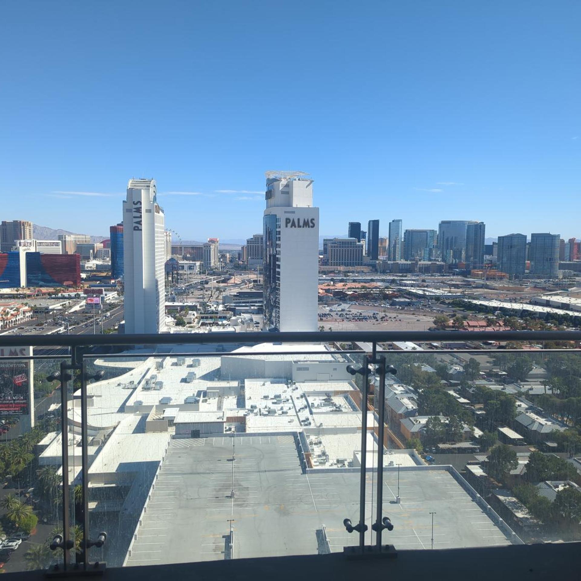 Luxury Hotel Suite With Private Strip View Balcony 11/13