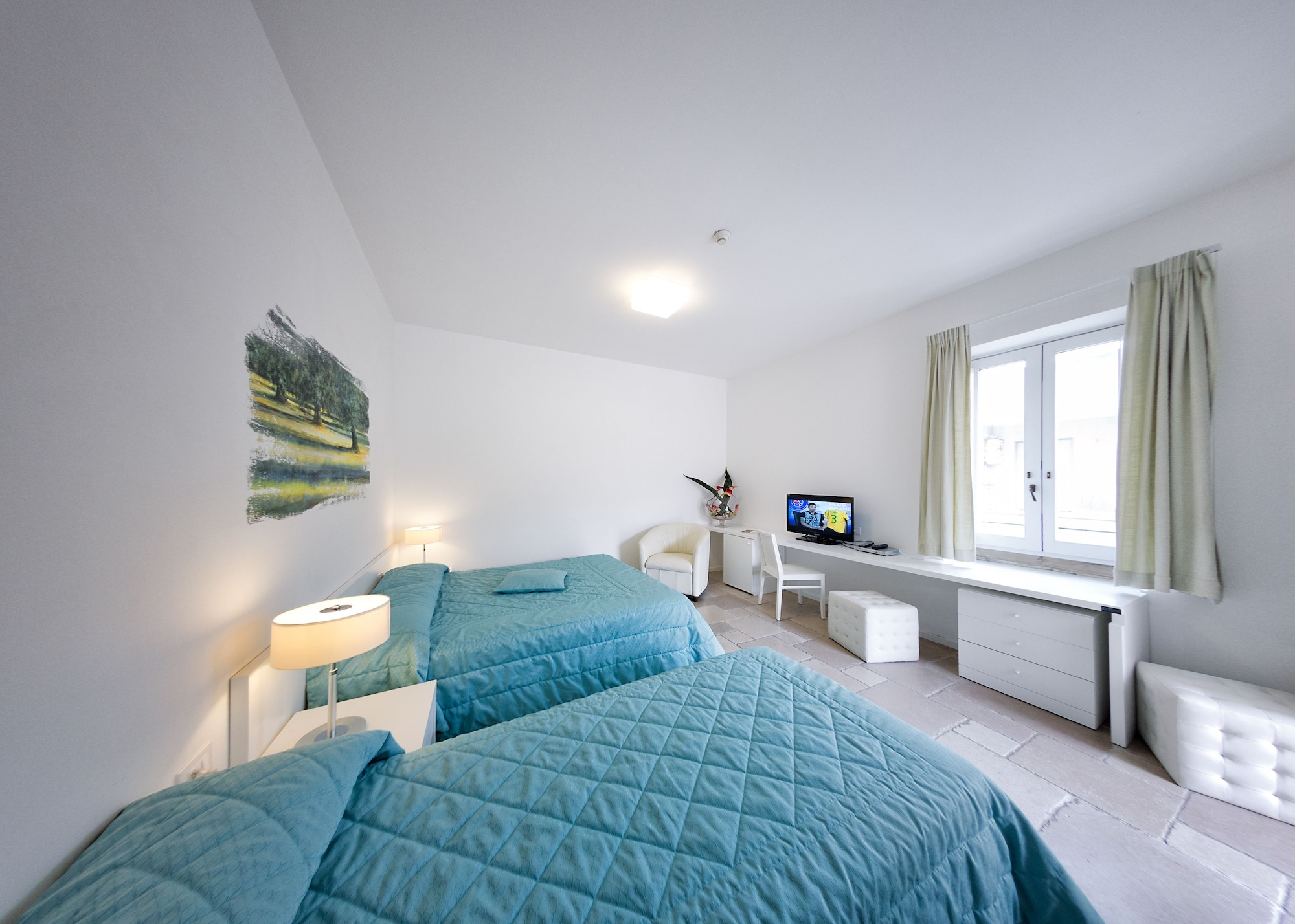 DELUXE, 1 DOUBLE AND 1 SINGLE BED