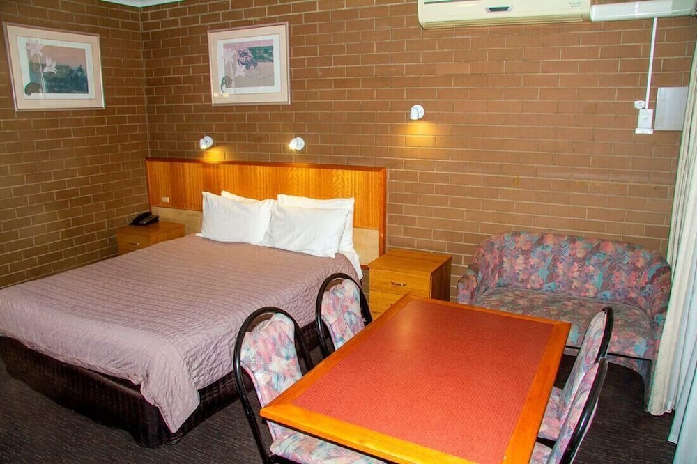 ROOM, QUEEN BED, PET FRIENDLY
