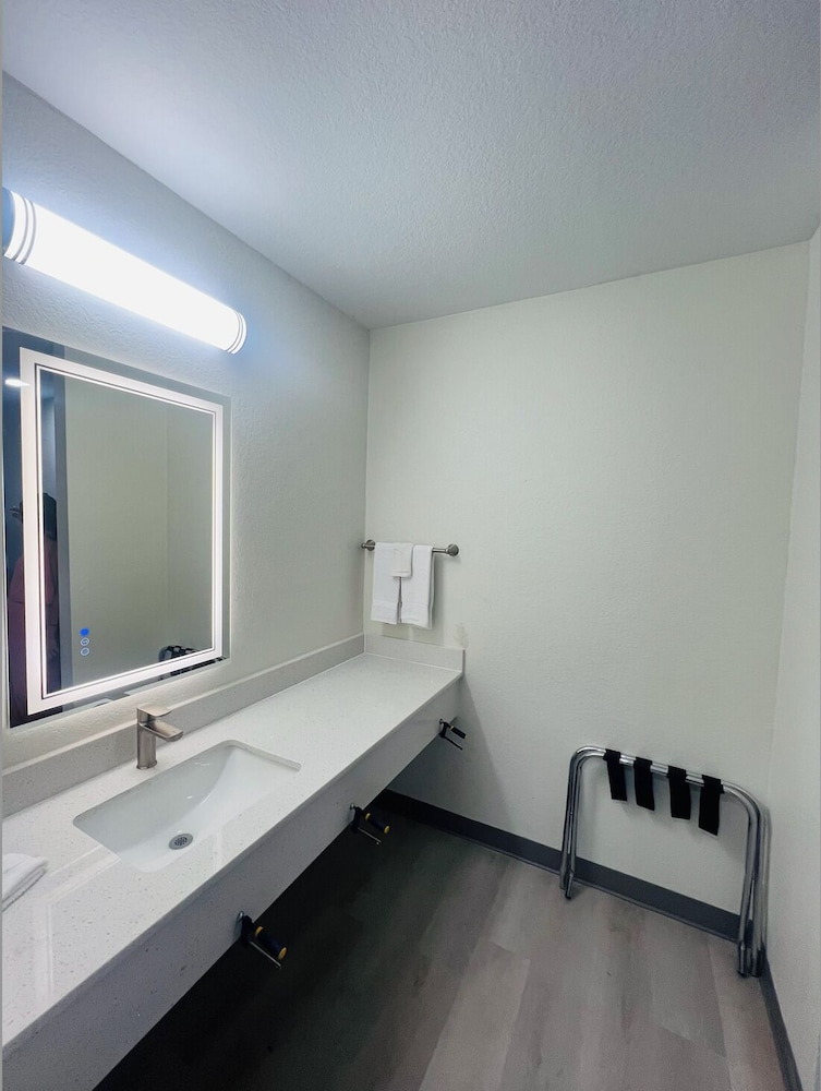 Hallmark Inn and Suites 28/30