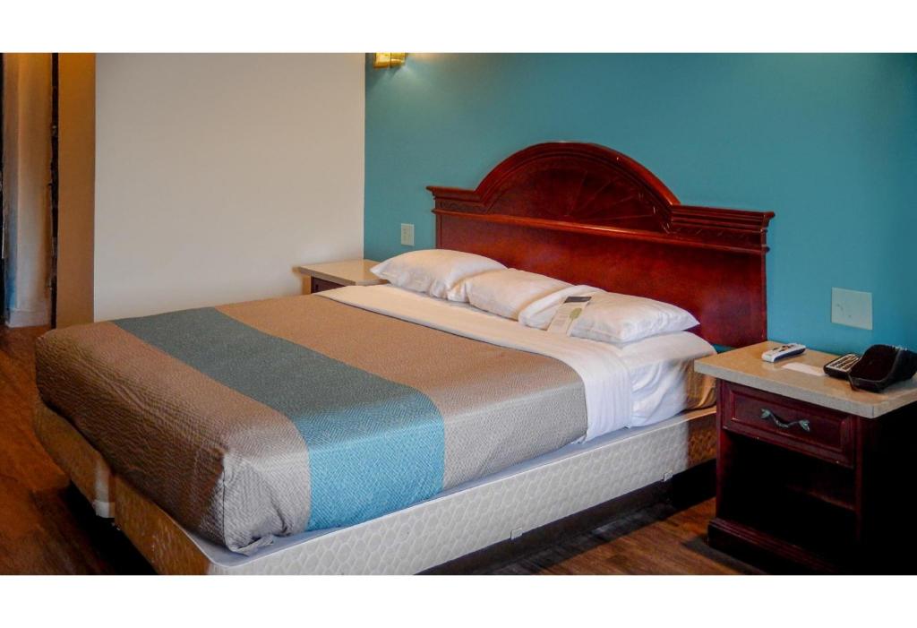 1 King Bed - Mobility Accessible RI Shower Nsmk