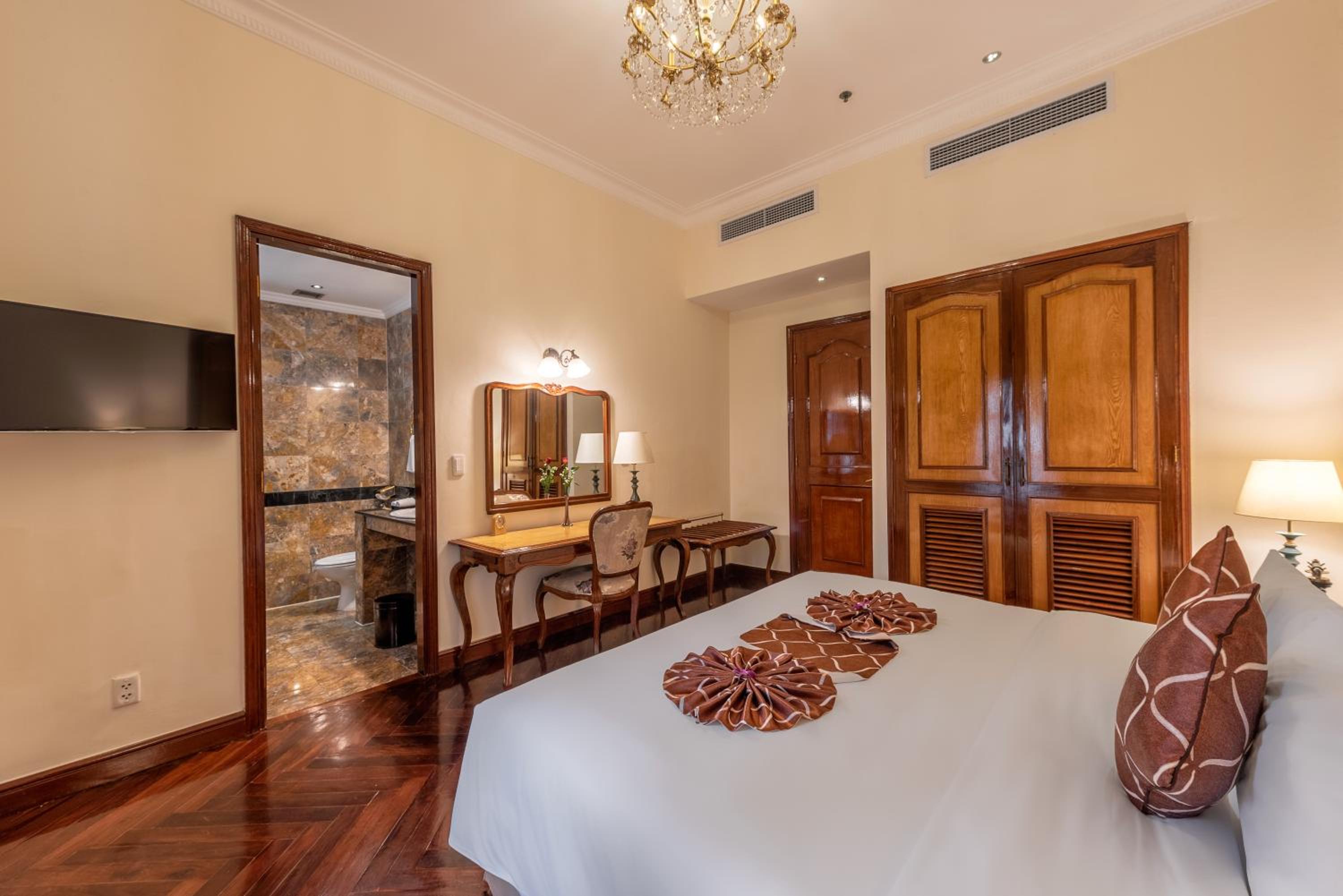 Grand Executive Suite King City View or Balcony View