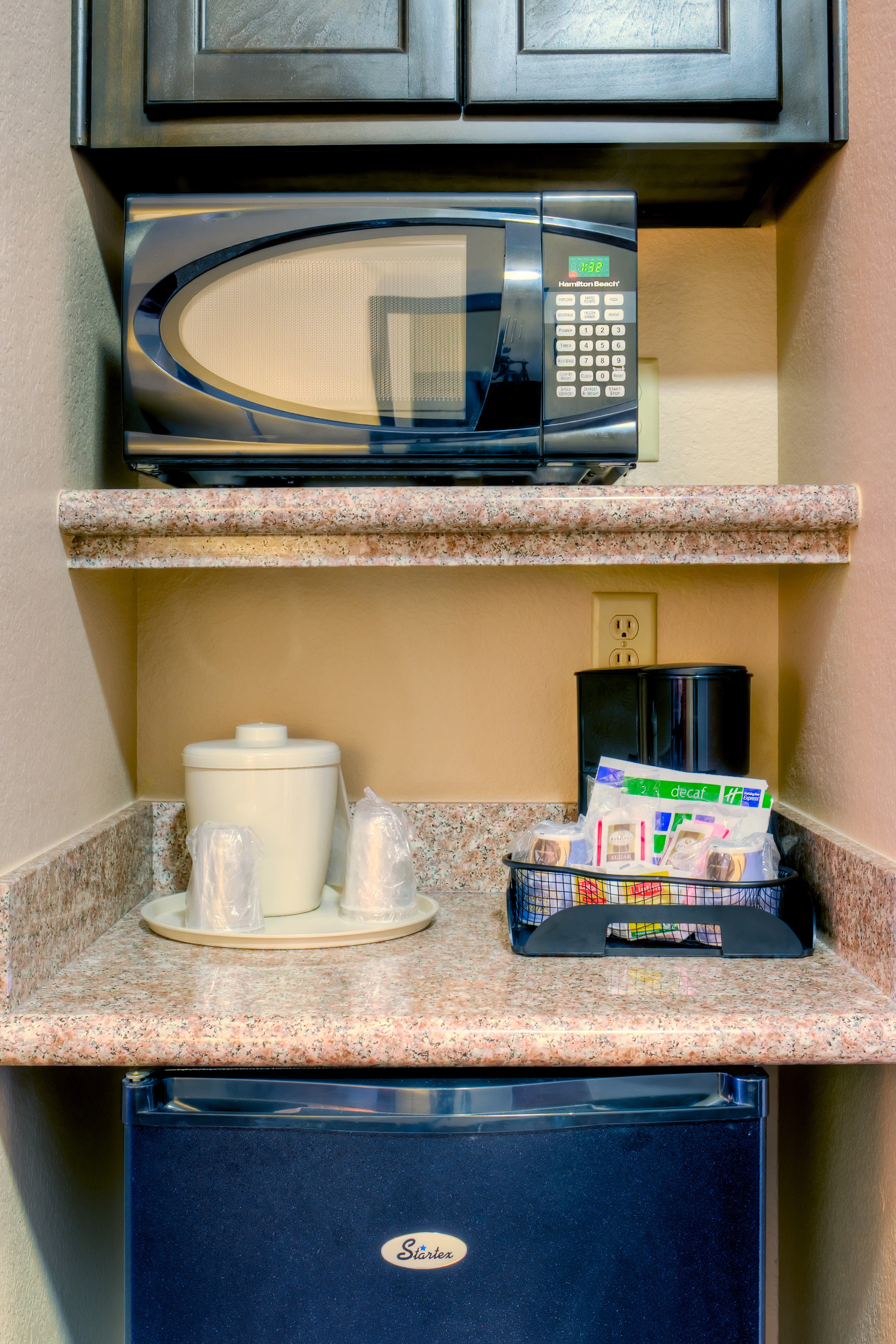 غرفة قياسية بسرير مزدوج، Holiday Inn Express And Suites Granbury 2/2