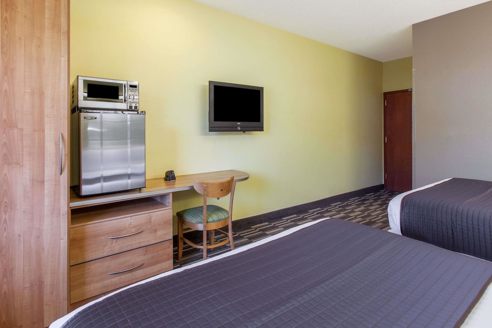 Microtel Inn & Suites By Wyndham Johnstown 17/37