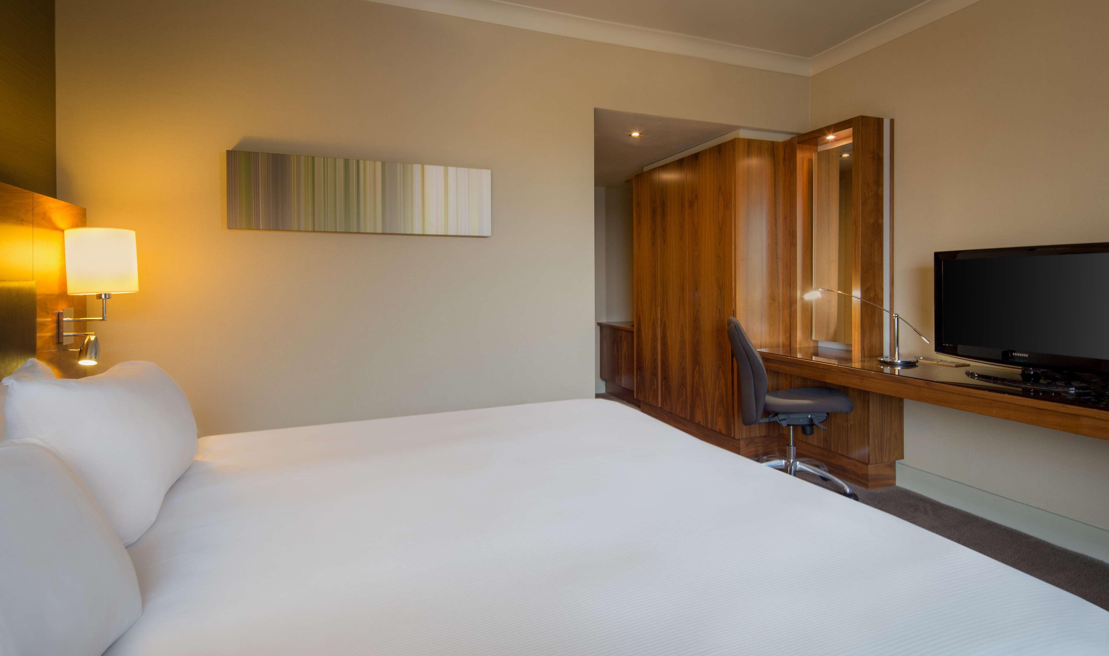 GUEST ROOM, KING BED, ACCESSIBLE