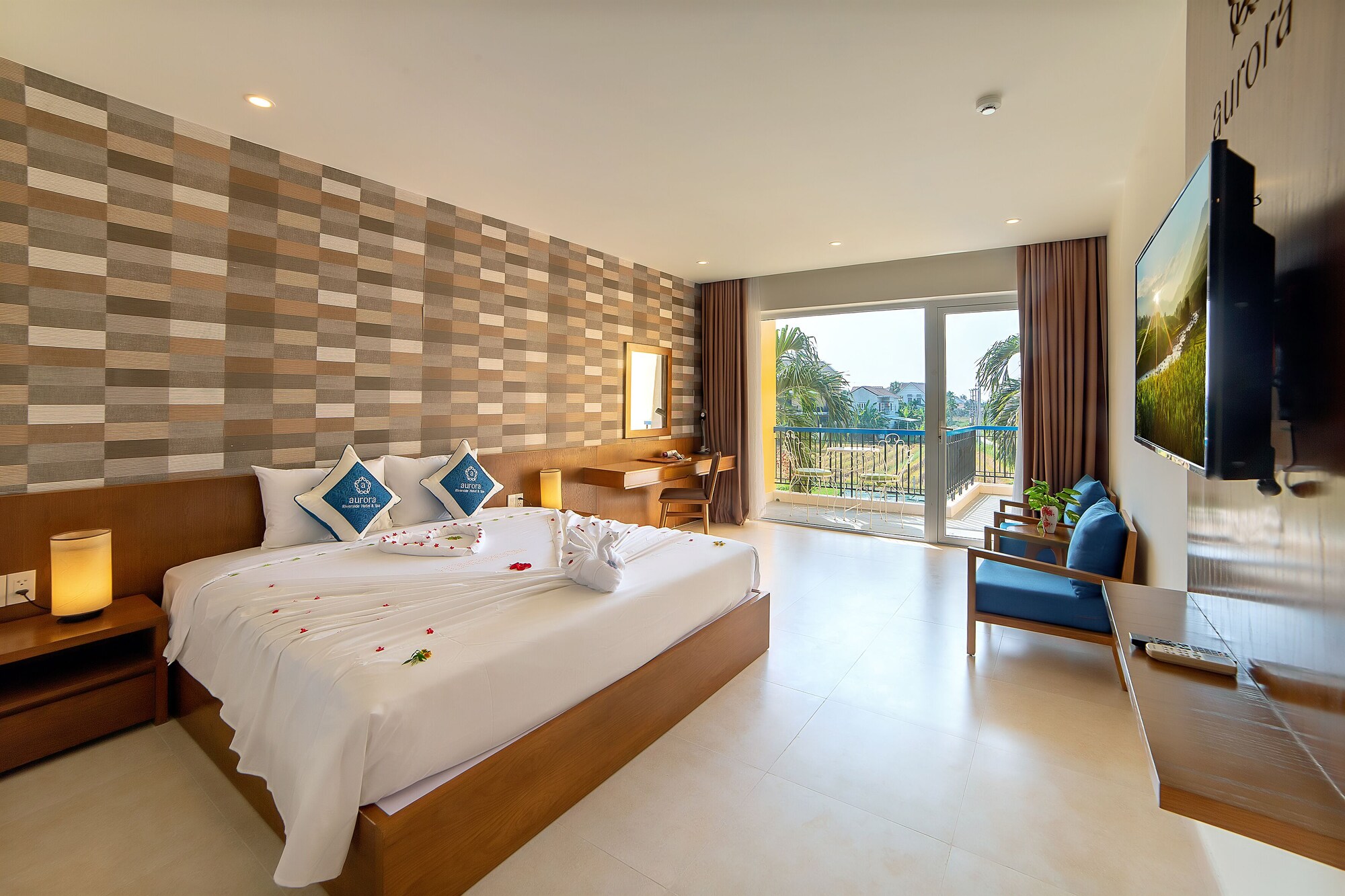 DELUXE, KING BED