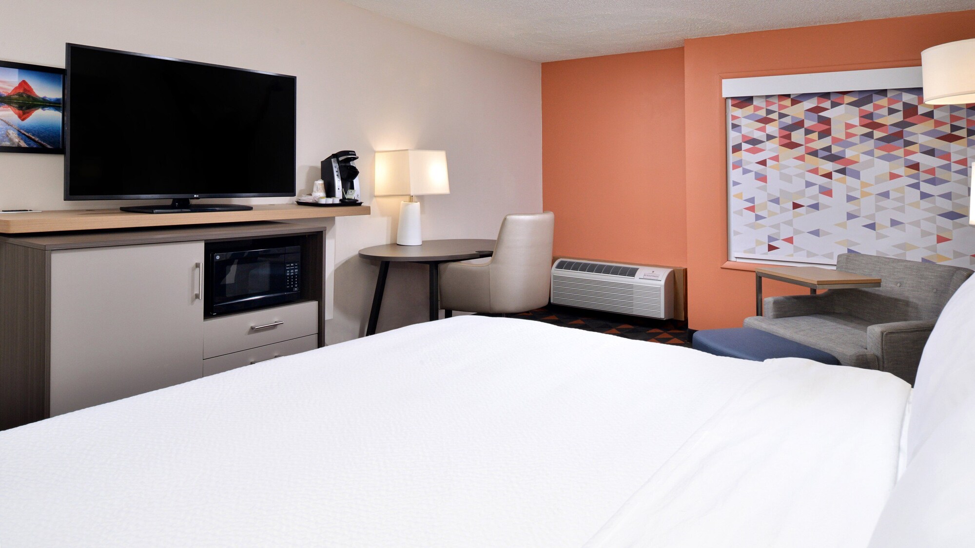 غرفة قياسية بسرير كينج لذوي الإعاقة، Holiday Inn Great Falls 4/10
