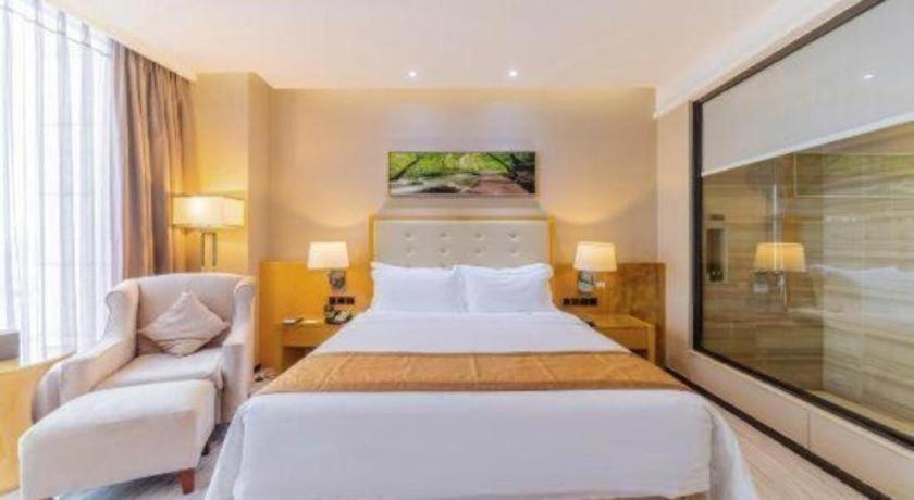 Golden Phoenix International Hotel 15/51