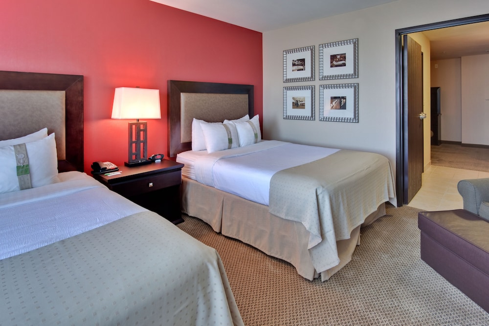Holiday Inn Hotel Amp Suites Bakersfield North 13/57