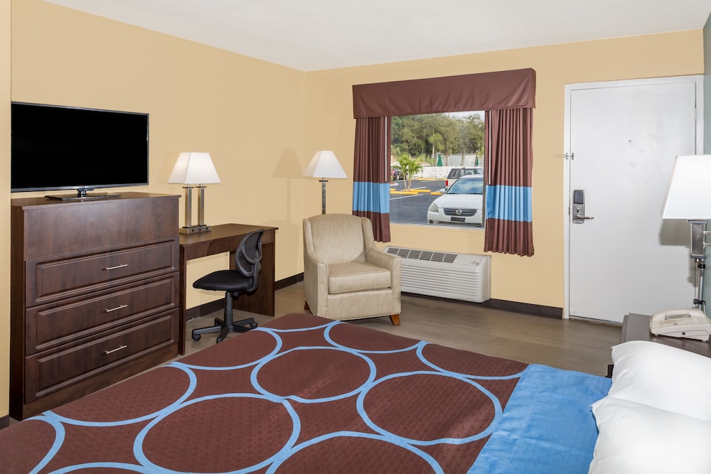 Super 8 By Wyndham Sarasota Near Siesta Key 21/29