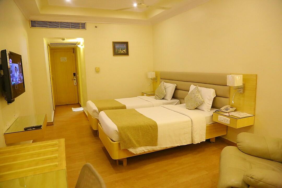 ROYAL FORT HOTEL 13/32