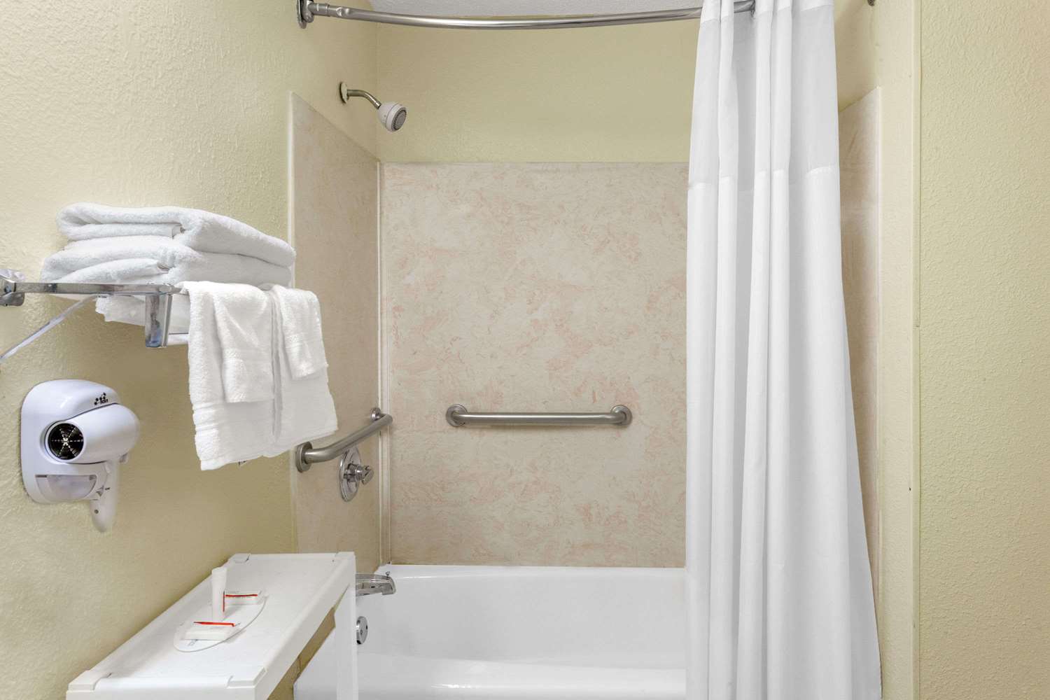 Days Inn by Wyndham Columbia NE Fort Jackson 22/23