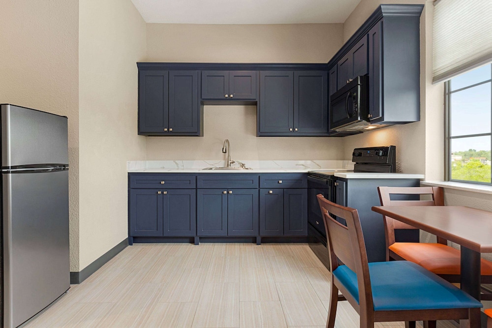 Days Inn & Suites by Wyndham Greater Tomball 12/61