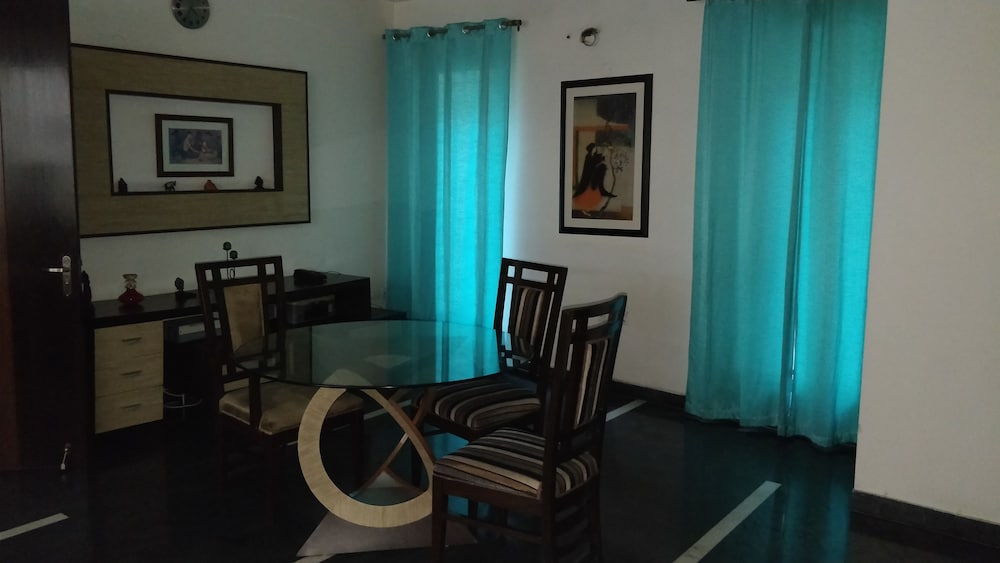 East End Retreat 18/22