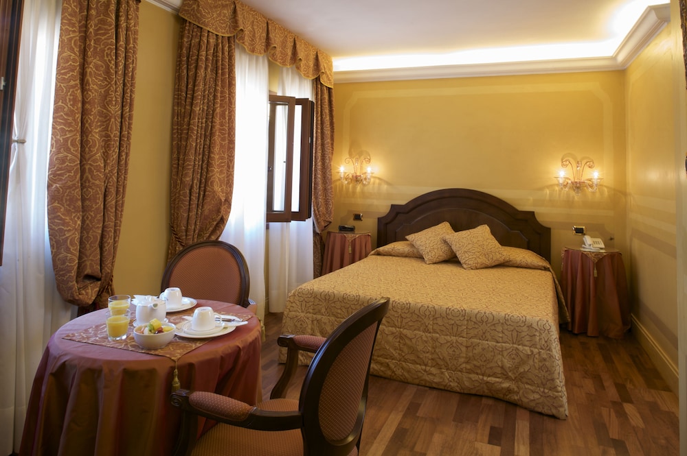 DELUXE, DOUBLE OR TWIN BED
