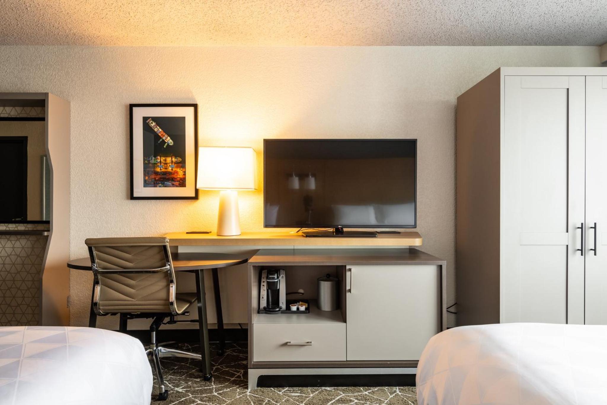 غرفة بسرير مزدوج بحوض استحمام لذوي الإعاقة، Holiday Inn Newark International Airport An Ihg Hotel 3/6
