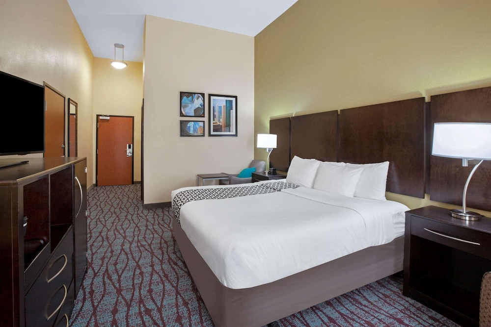 La Quinta Inn & Suites by Wyndham Pasadena North 8/30