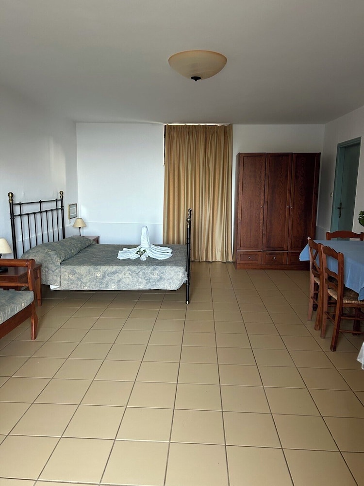 1 BEDROOM, ECONOMY, STUDIO