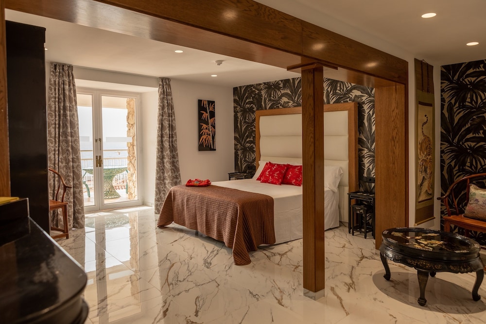Hotel Roger de Flor by Seleqtta 8/66