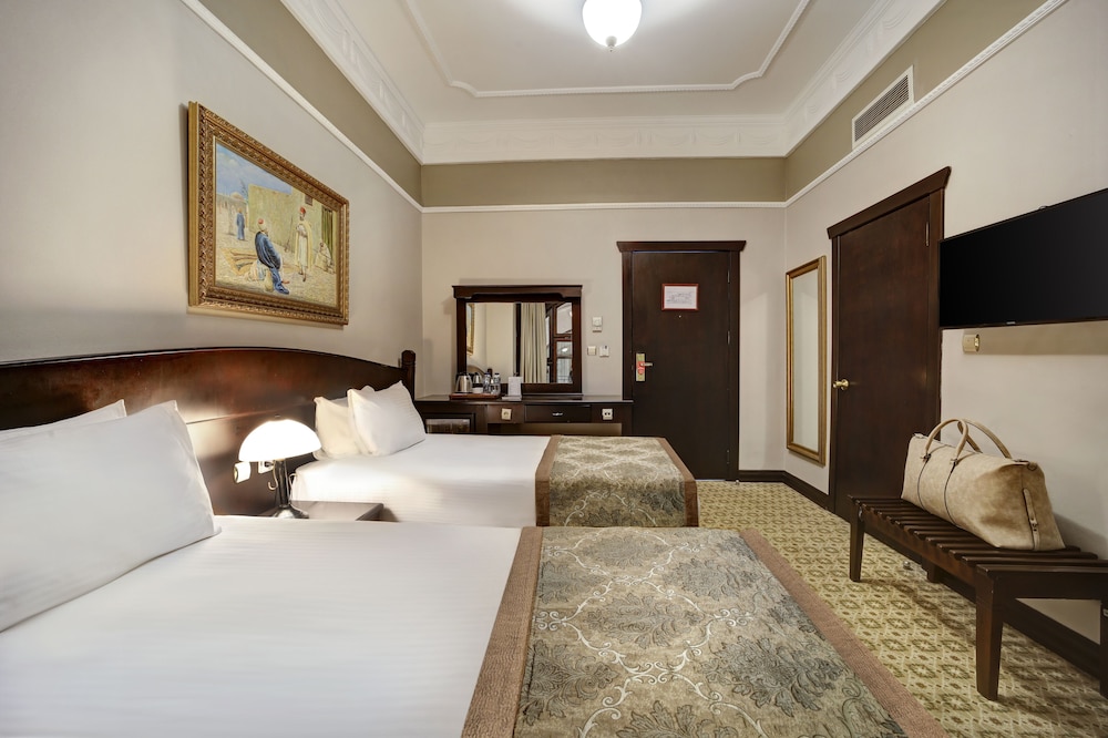 GUEST ROOM, KING BED, ATRIUM VIEW