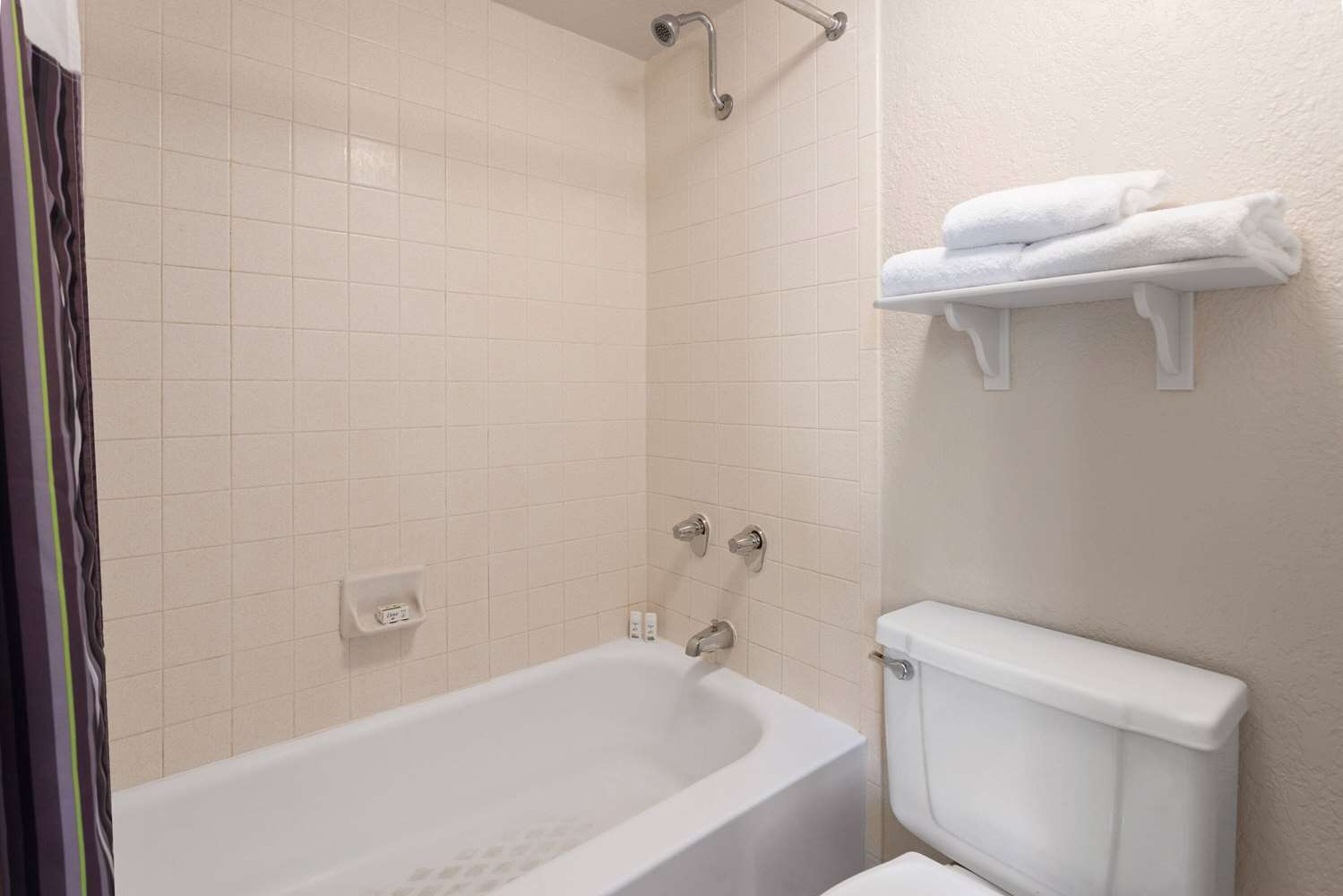 La Quinta Inn by Wyndham Pittsburgh Airport 33/36