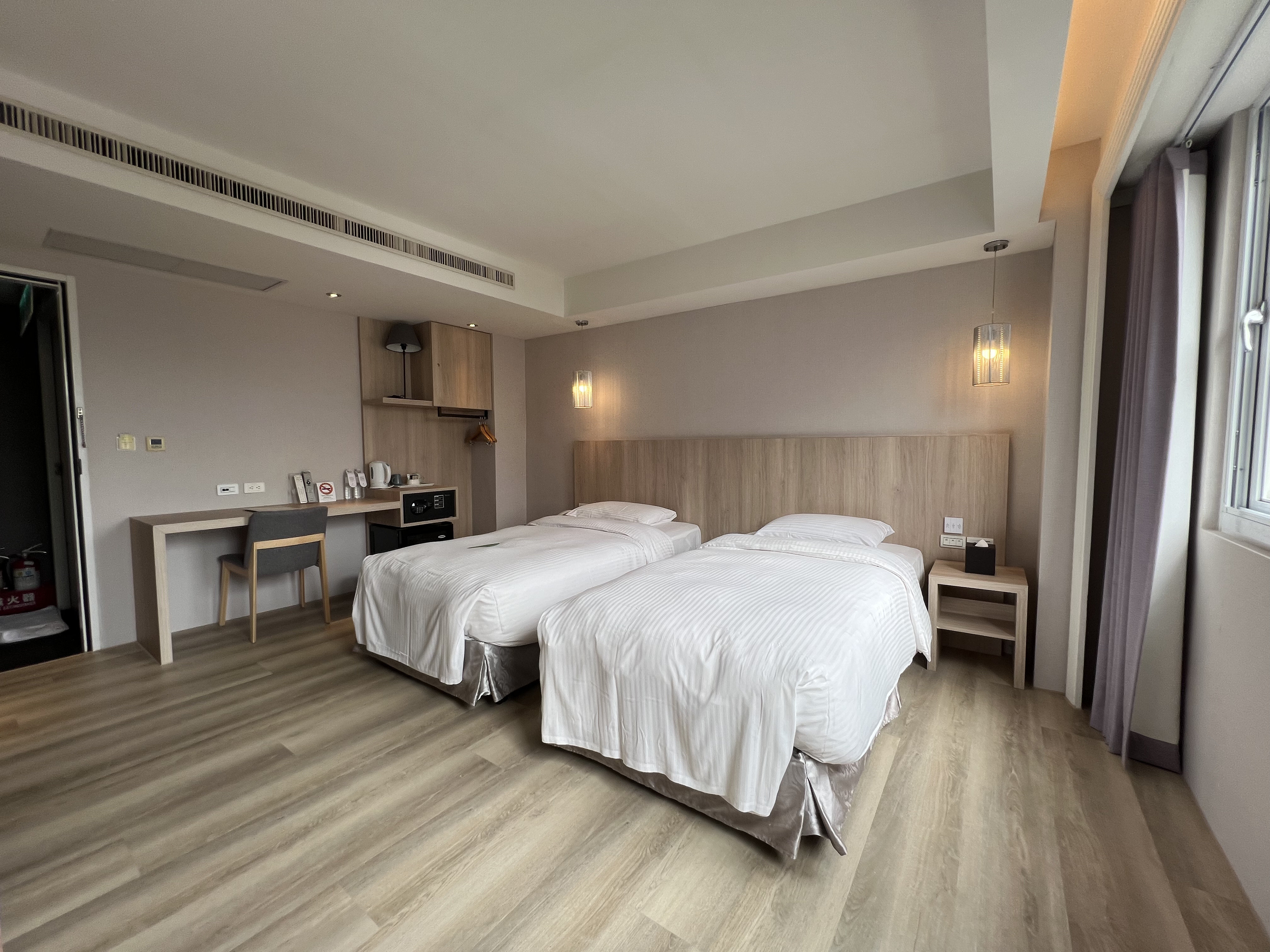 Room, Twin Beds, Bathtub, Corner