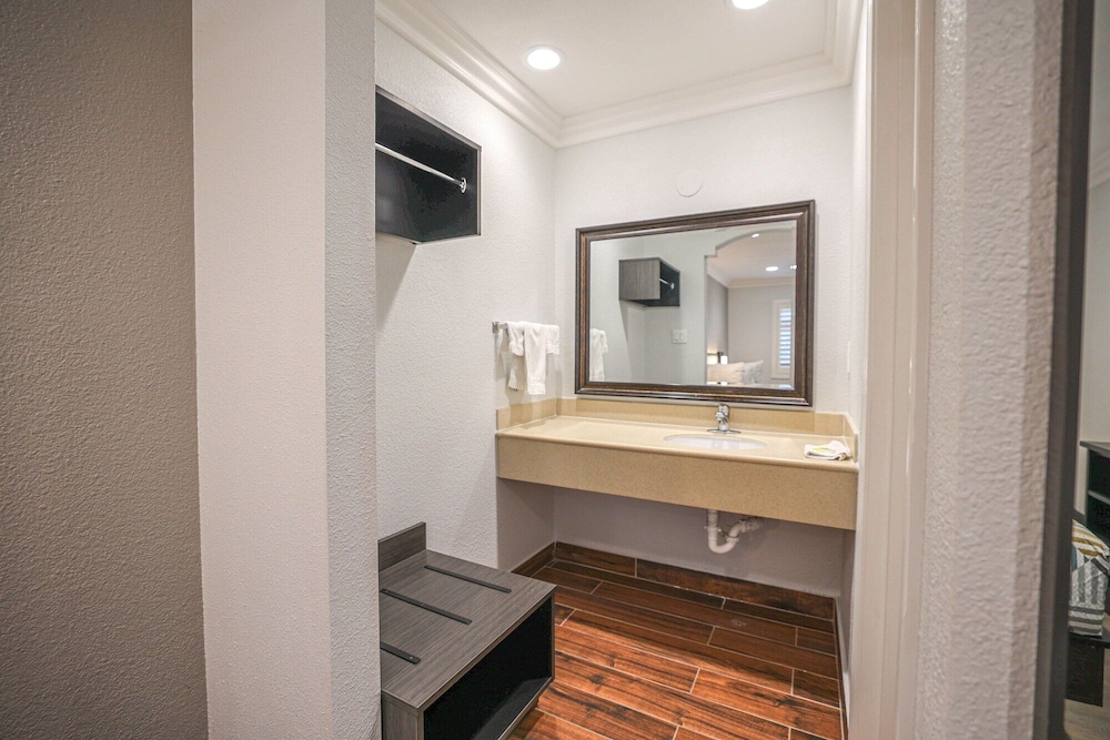 Deluxe, 2 Queen Beds, Motel6 Tustin, CA – Orange County 8/8