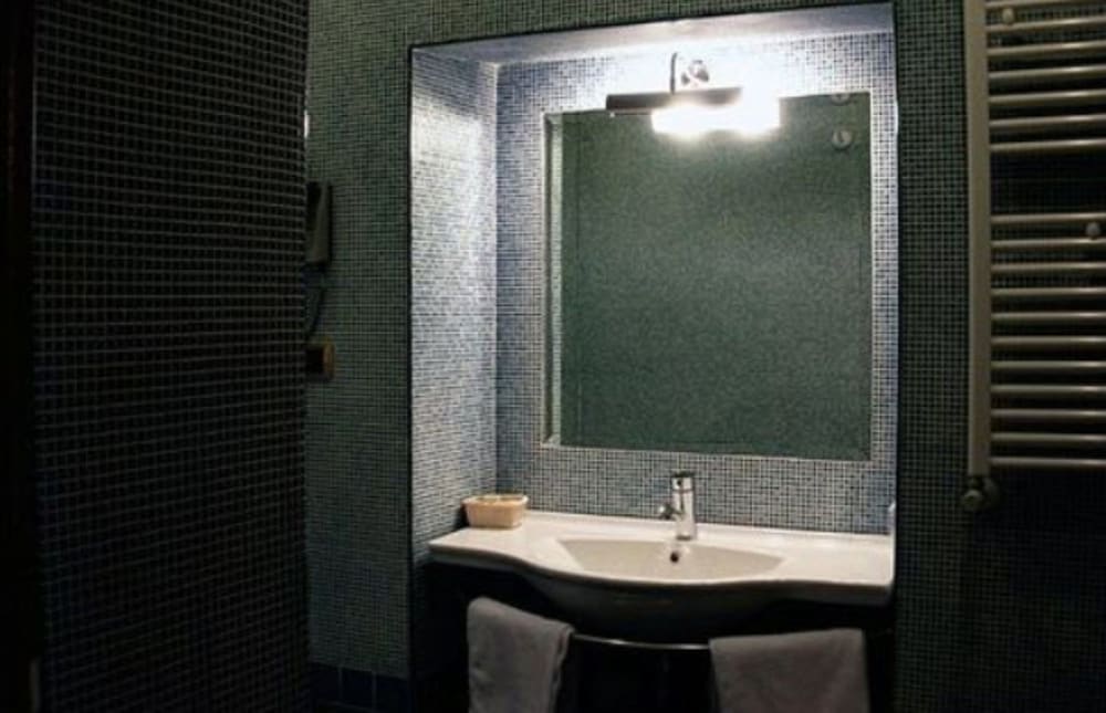 غرفة رباعية بسرير كوين وسريرين منفصلين في الملحق، Hotel Piemonte Rome 4/4