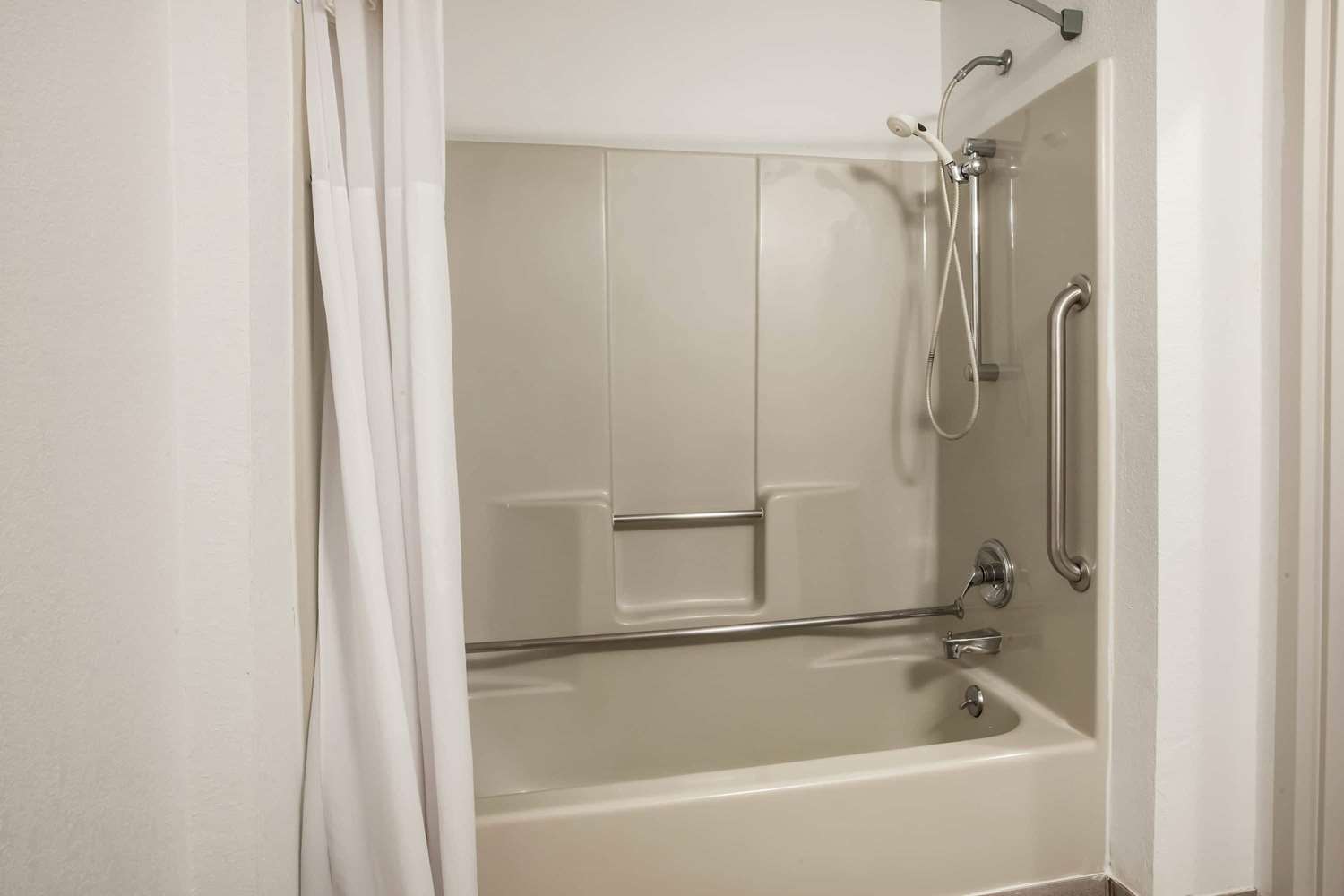 Days Inn & Suites by Wyndham Rochester Hills MI 31/31