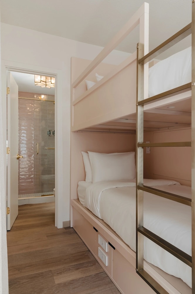Room, 3 Beds, Pool View