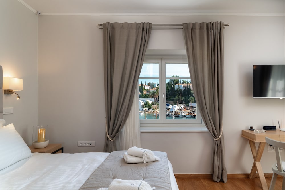 Porto Vecchio Spetses Luxury Suites 3/43