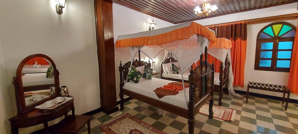 TAUSI PALACE HOTEL 4/90