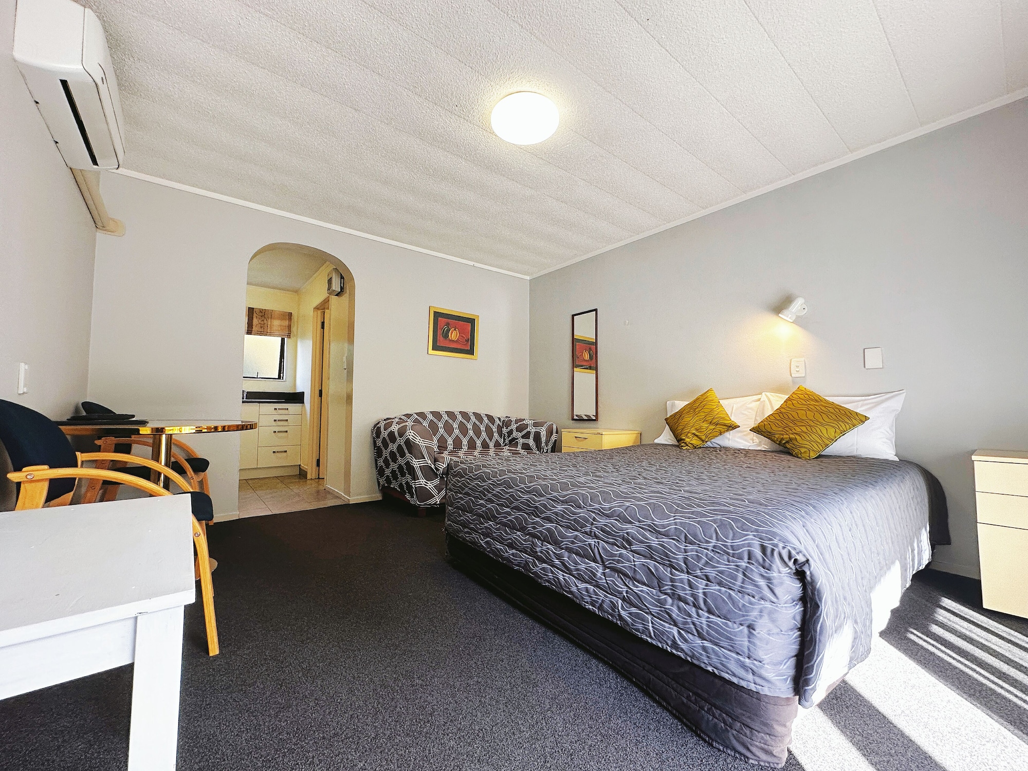 2 Bedrooms, Connecting, Studio, Suite, 1 Single and 2 Queen Beds, Ground Floor