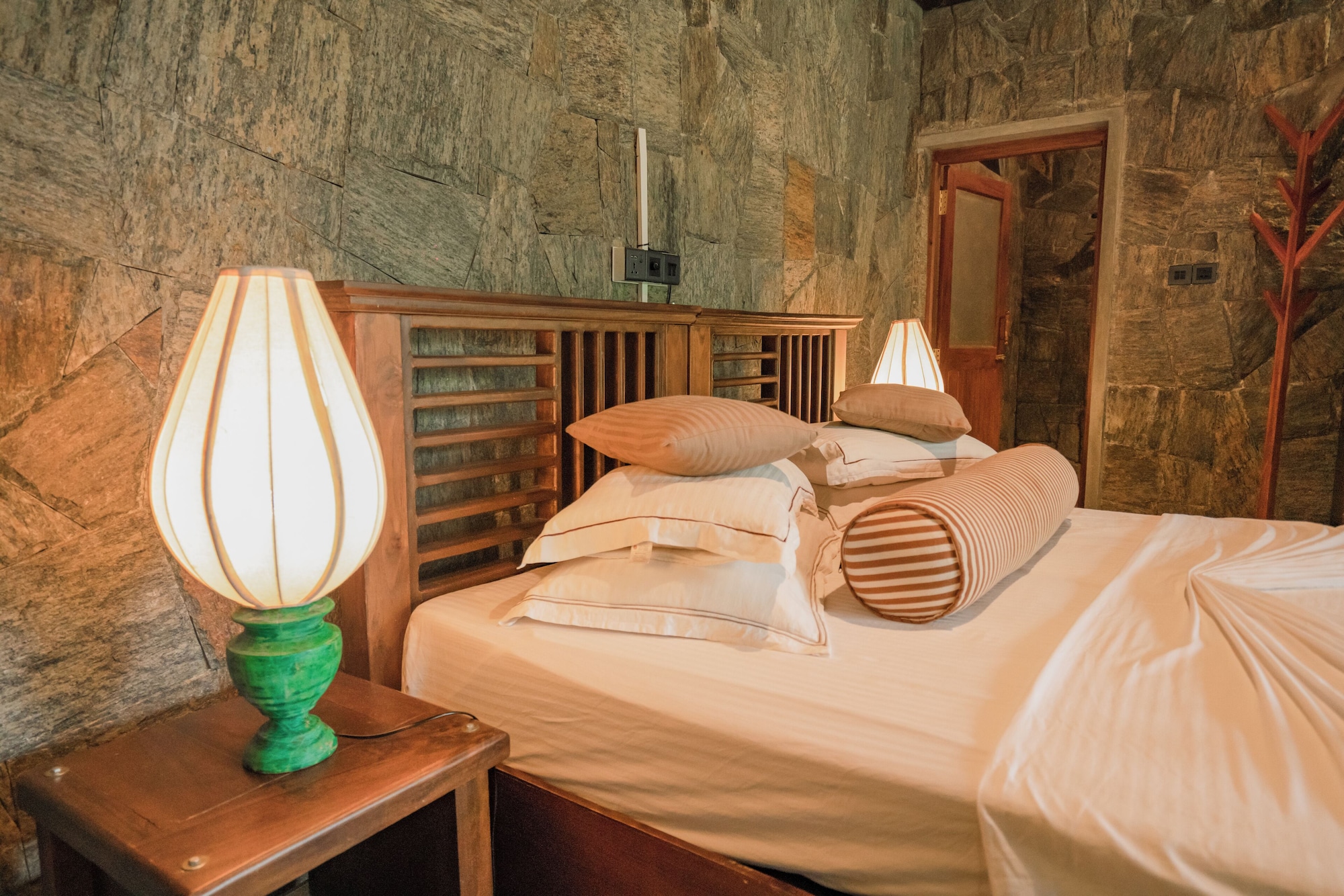 Romantic, Cottage, King Bed, Mountain Side, River View