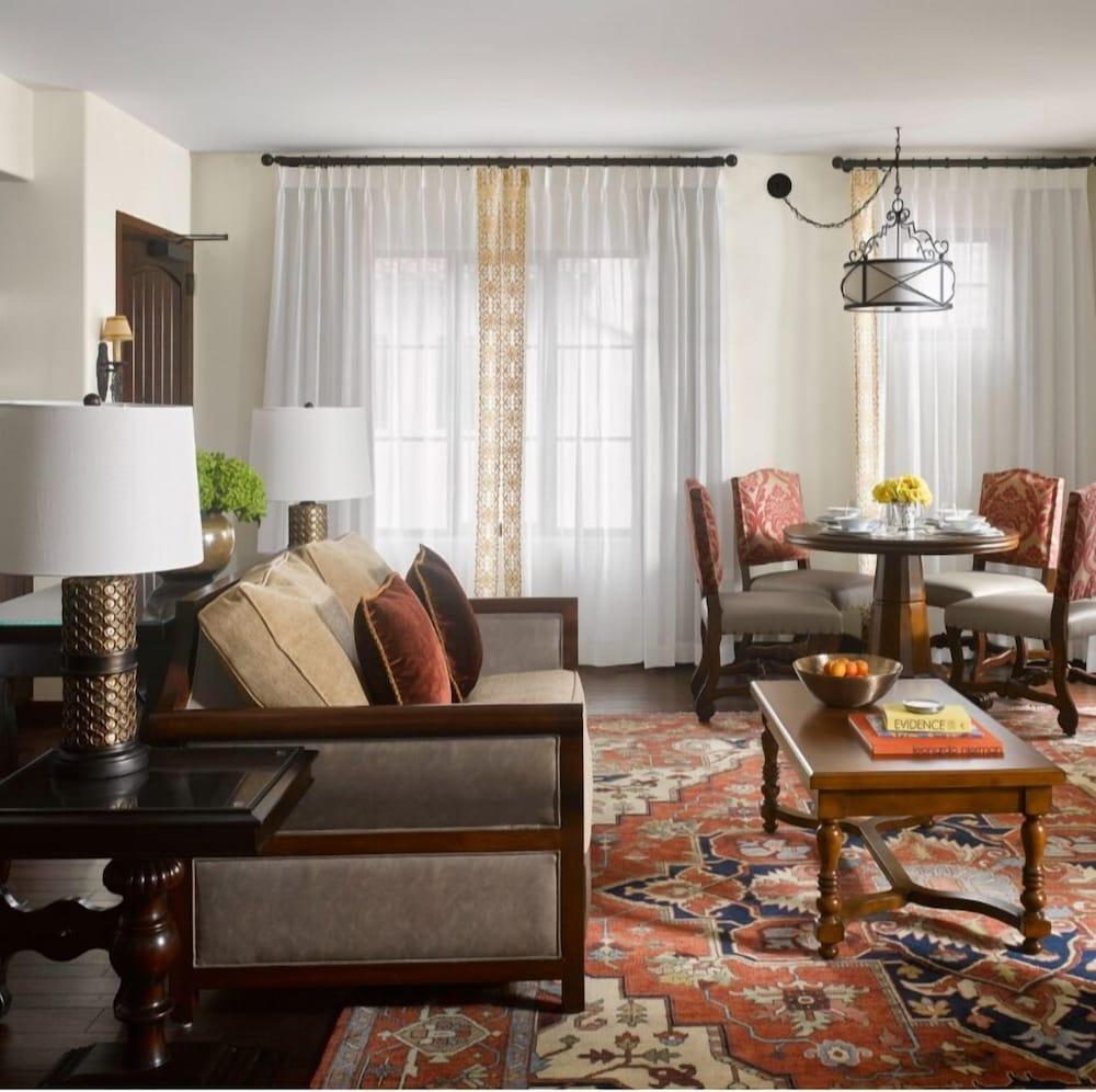 PENTHOUSE, KING BED