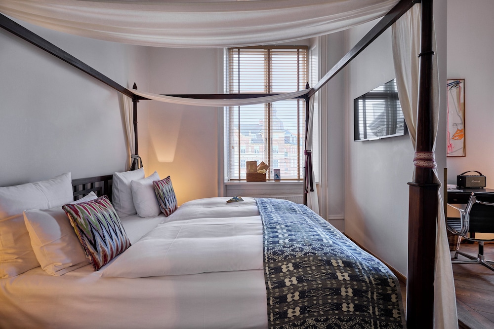 Junior Suite, Futon Bed, 1 Queen and 1 Single Bed