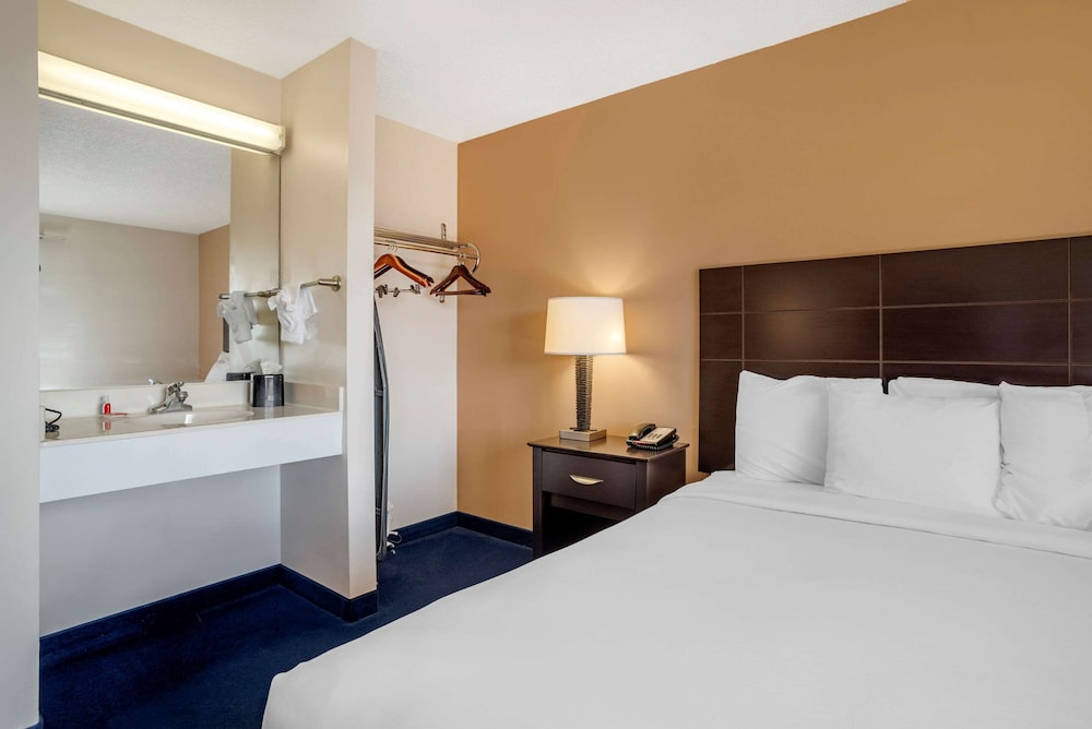 Econo Lodge Inn and Suites Resort Rehoboth Beach 10/42