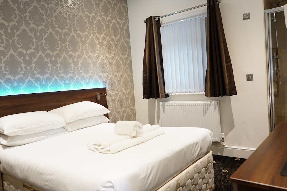Marlborough Hotel 2/42