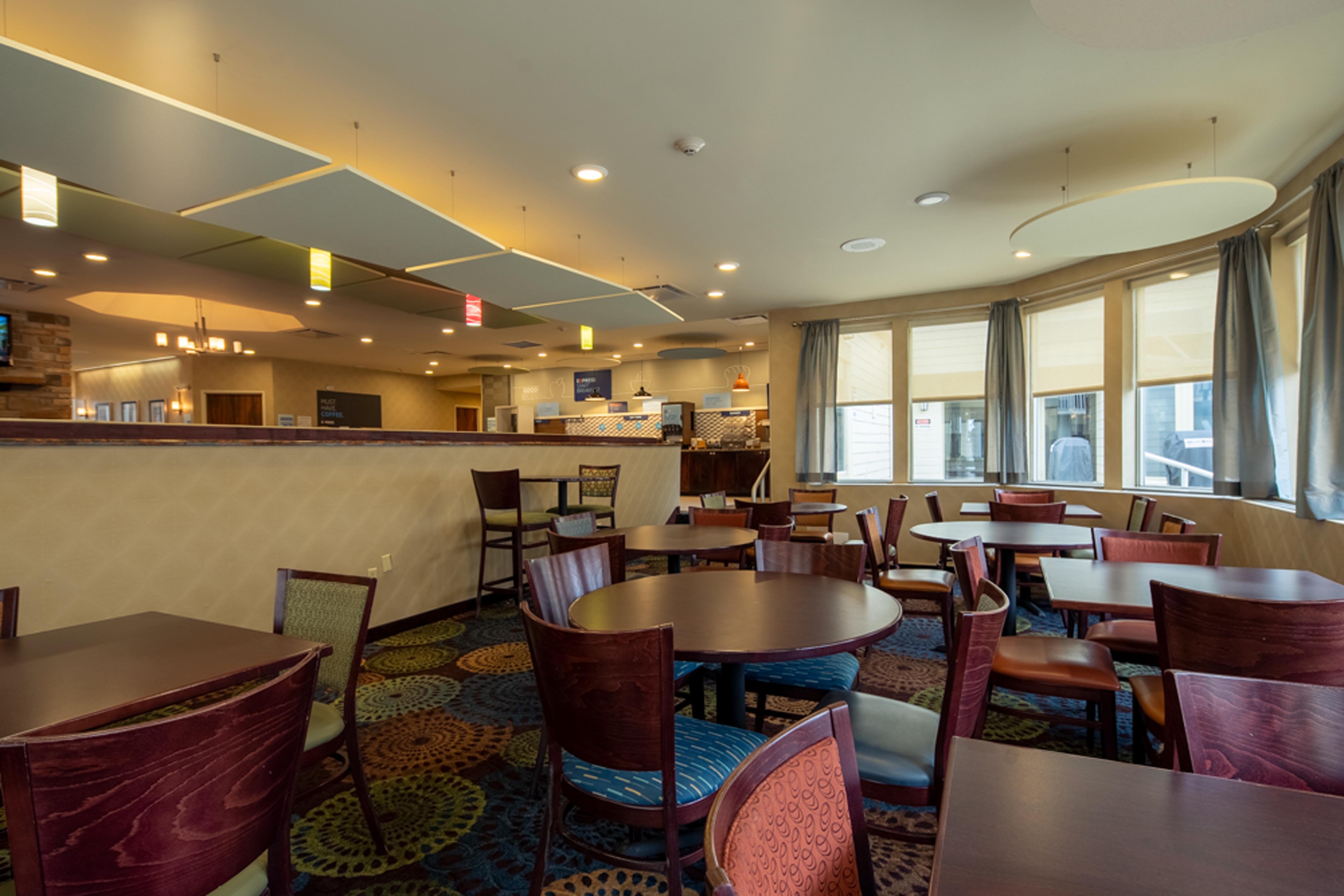 Holiday Inn Express Hotel And Suites Pittsburgh Airport 44/64