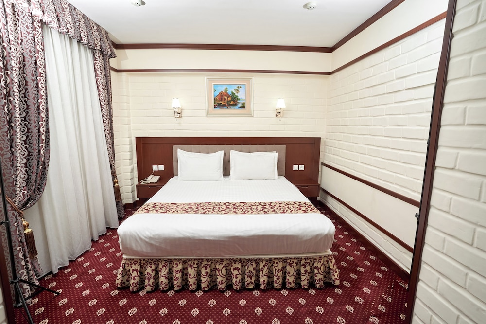 DELUXE, KING BED