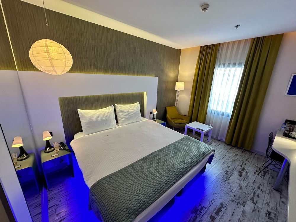 ECONOMY, DOUBLE OR TWIN BED